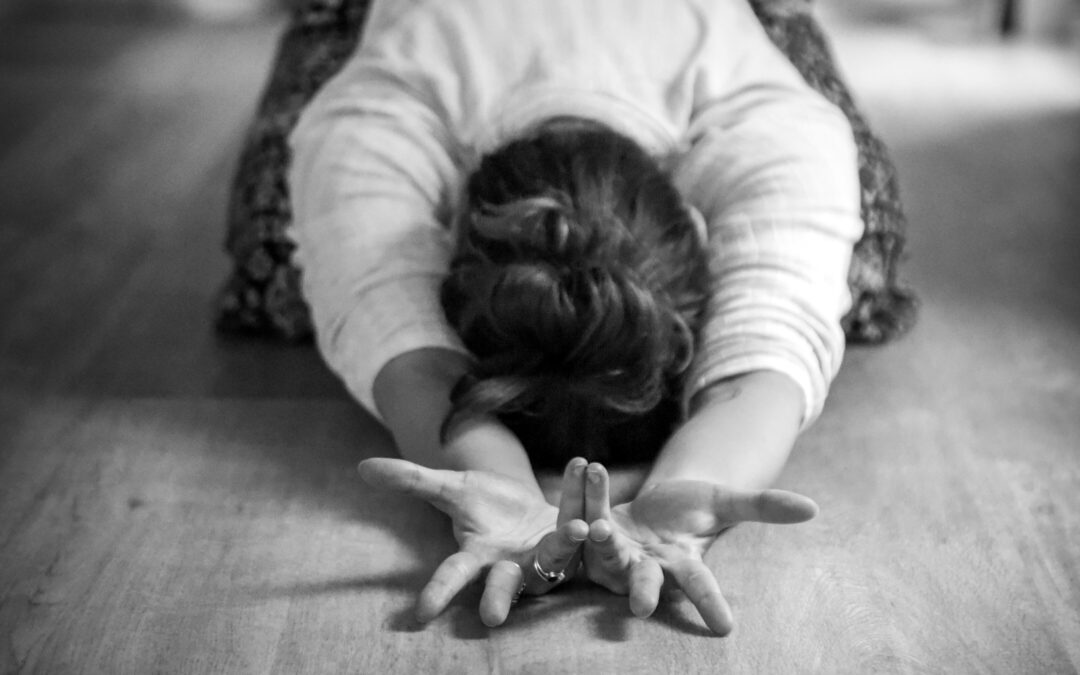 Posture de Yoga du dos à faire chez soi ou au travail – n°1